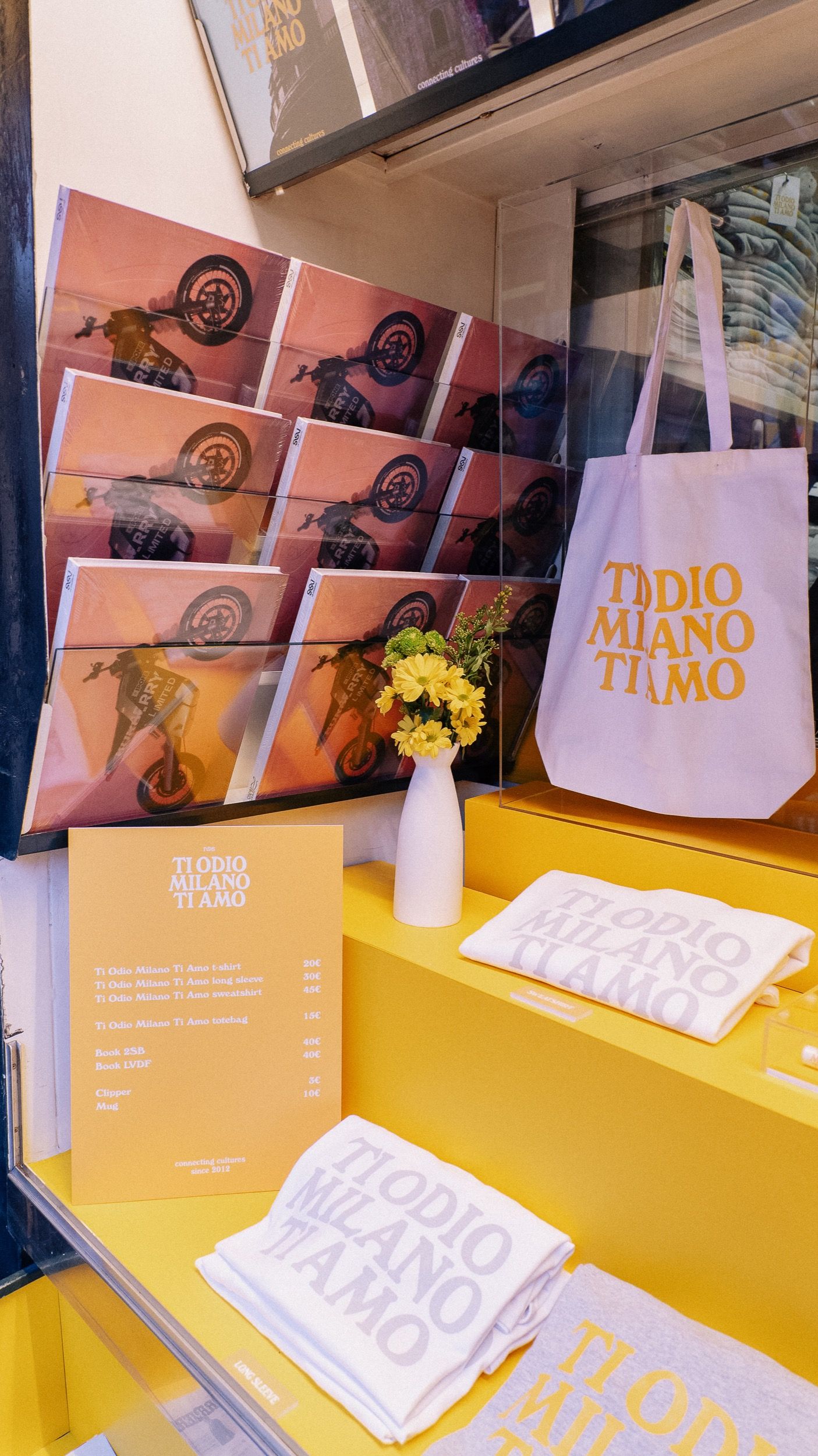 Come è andata l'apertura di nss edicola a Milano Ti Odio Milano Ti Amo illumina Corso Magenta | Image 488291