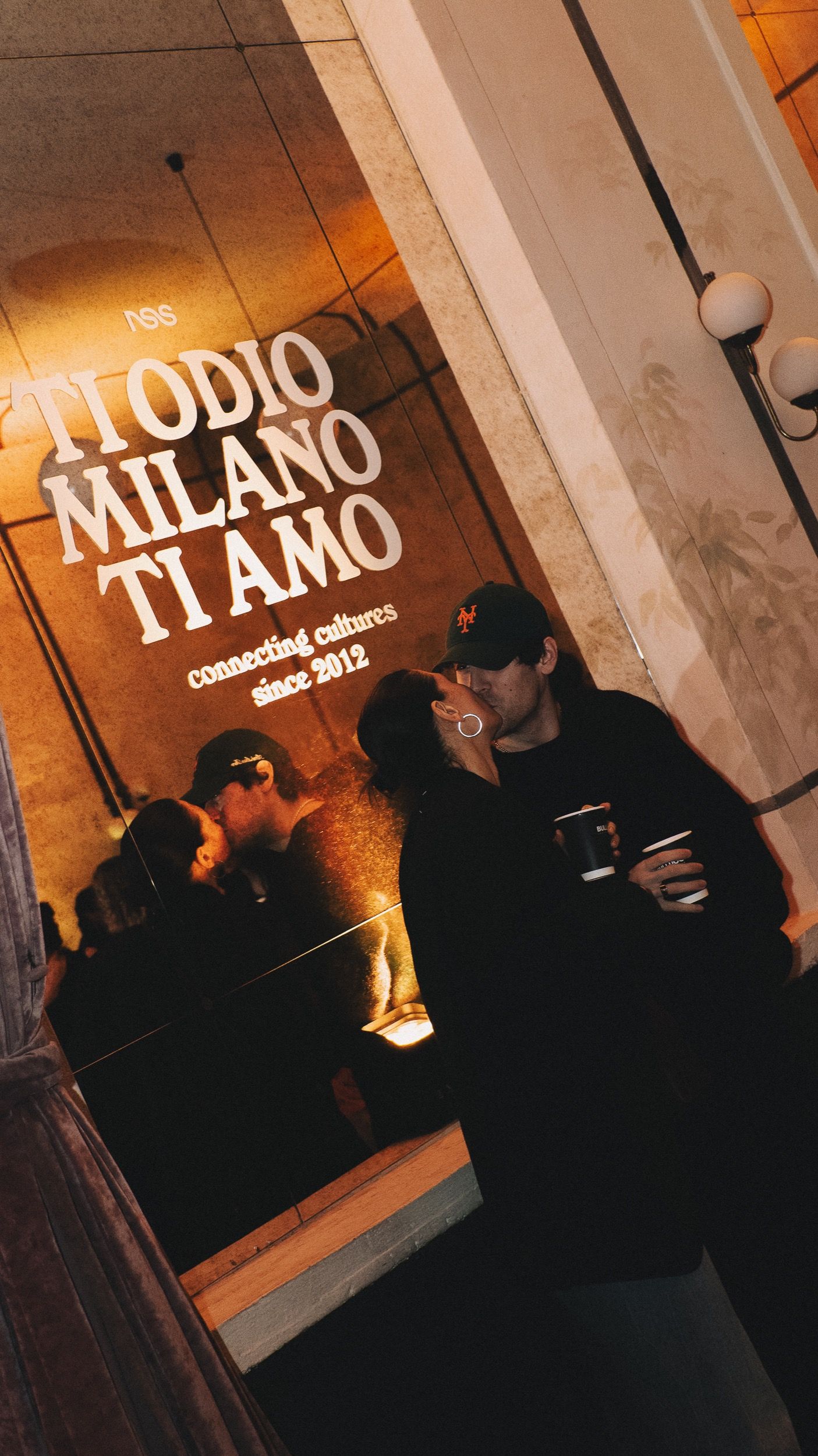 Come è andata l'apertura di nss edicola a Milano Ti Odio Milano Ti Amo illumina Corso Magenta | Image 488306