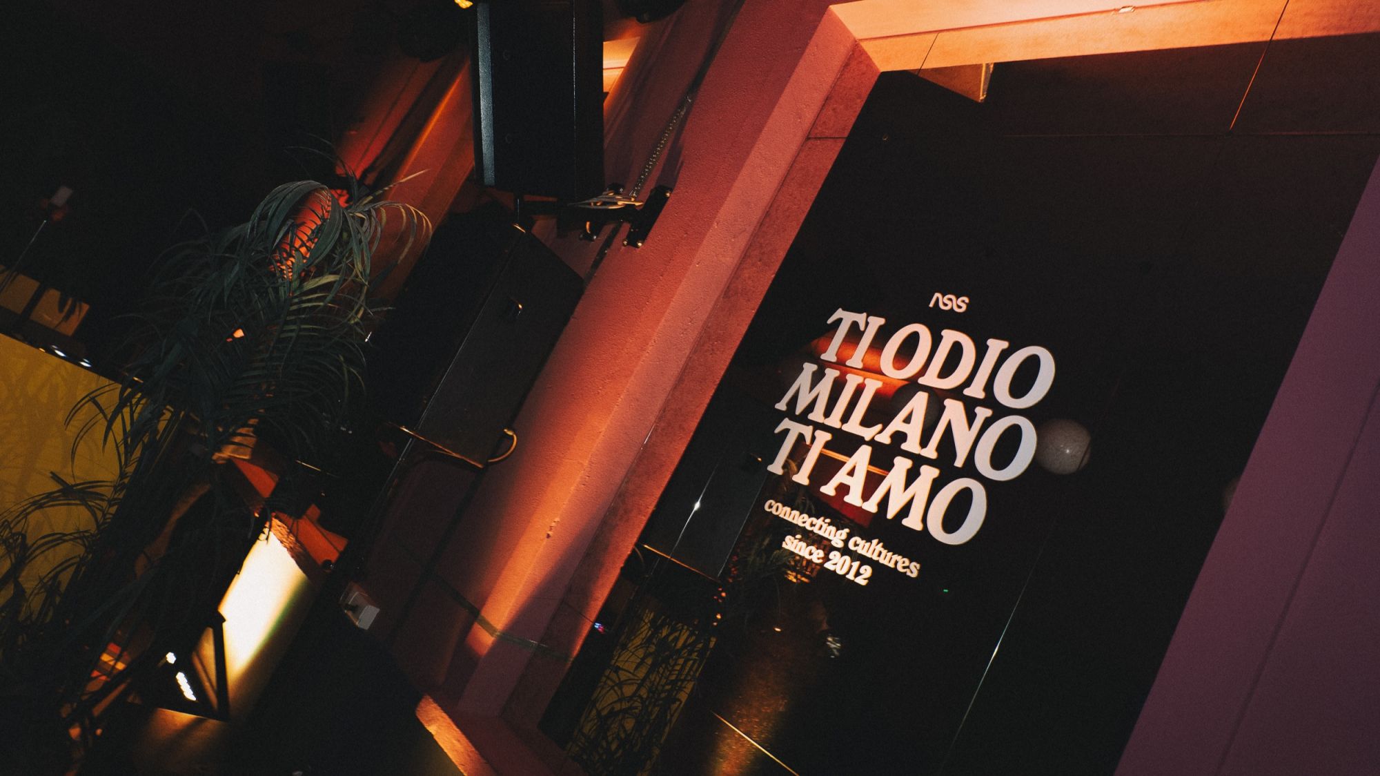 Come è andata l'apertura di nss edicola a Milano Ti Odio Milano Ti Amo illumina Corso Magenta | Image 488305