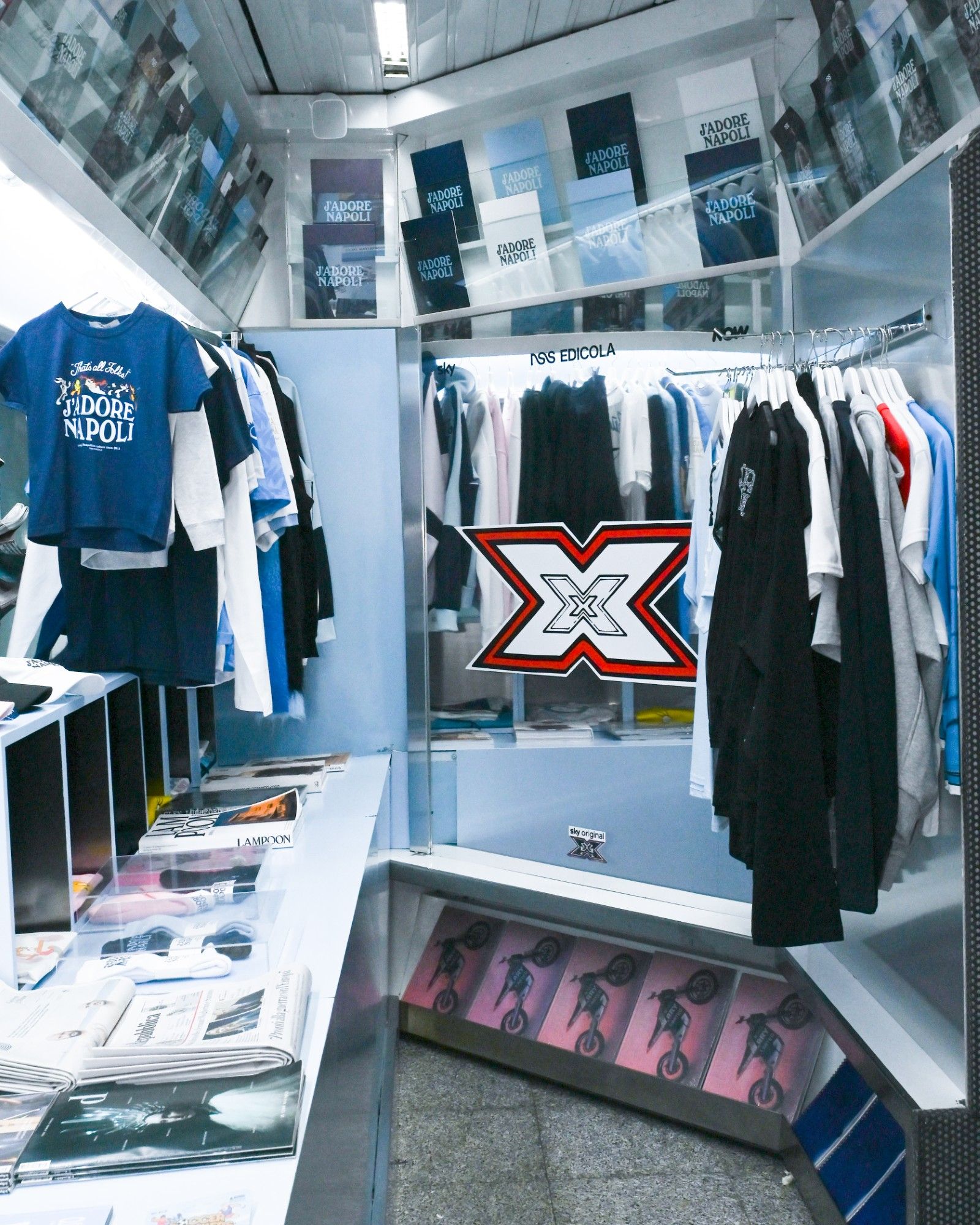 What went down at the X-Factor meet & greet at nss edicola in Naples Crowds of fans, waiting for the final, met four of the most popular former contestants | Image 593969