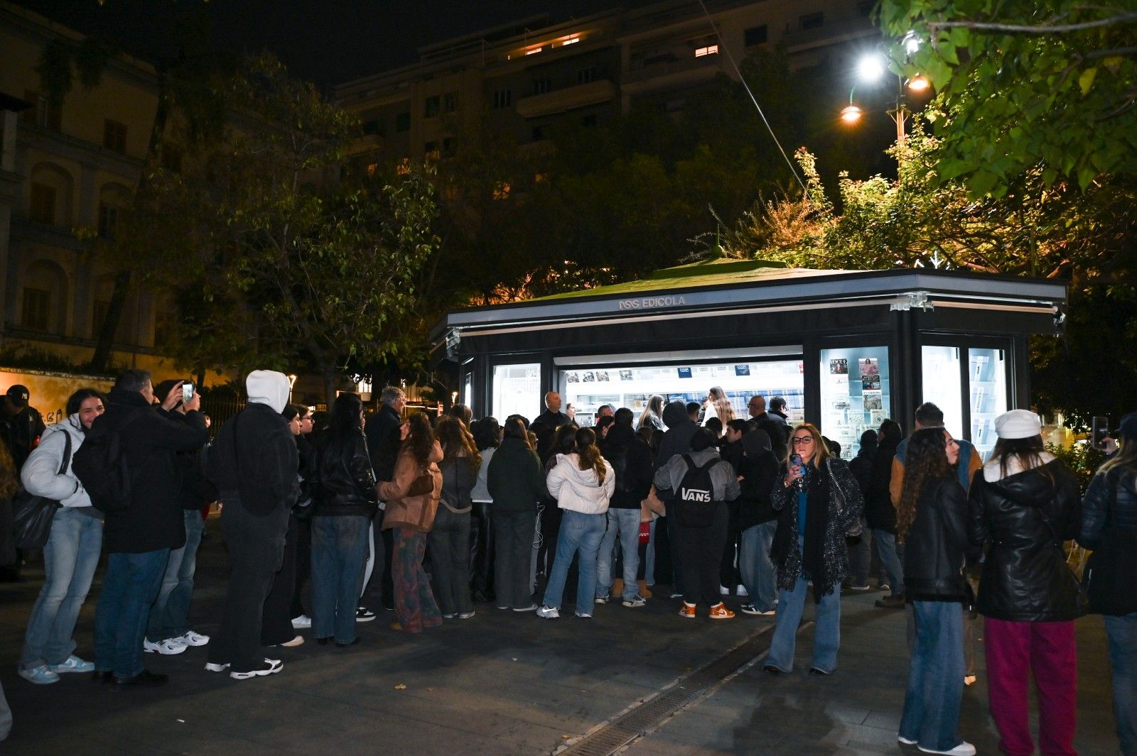 What went down at the X-Factor meet & greet at nss edicola in Naples Crowds of fans, waiting for the final, met four of the most popular former contestants | Image 593939