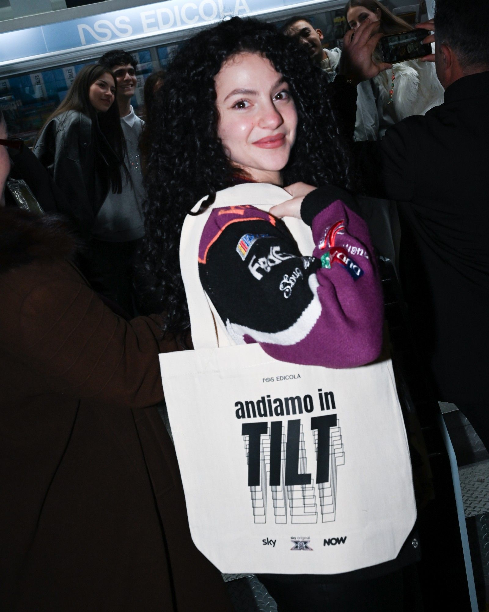 What went down at the X-Factor meet & greet at nss edicola in Naples Crowds of fans, waiting for the final, met four of the most popular former contestants | Image 593929