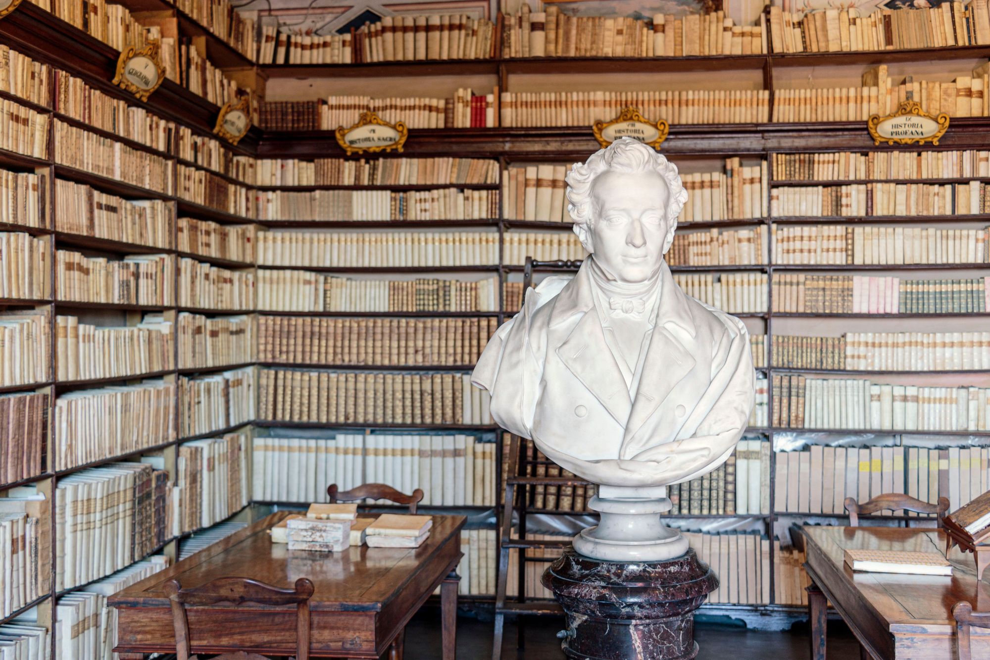 Le 5 case degli scrittori italiani che vale la pena conoscere Dalla poltrona preferita di Manzoni alle tre scrivanie di Pascoli, 5 case in cui scoprire gli autori della letteratura italiana | Image 620111