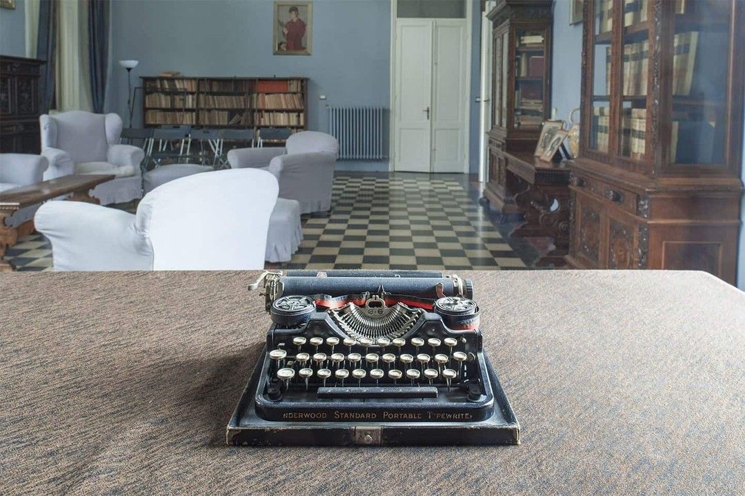 Le 5 case degli scrittori italiani che vale la pena conoscere Dalla poltrona preferita di Manzoni alle tre scrivanie di Pascoli, 5 case in cui scoprire gli autori della letteratura italiana | Image 620108