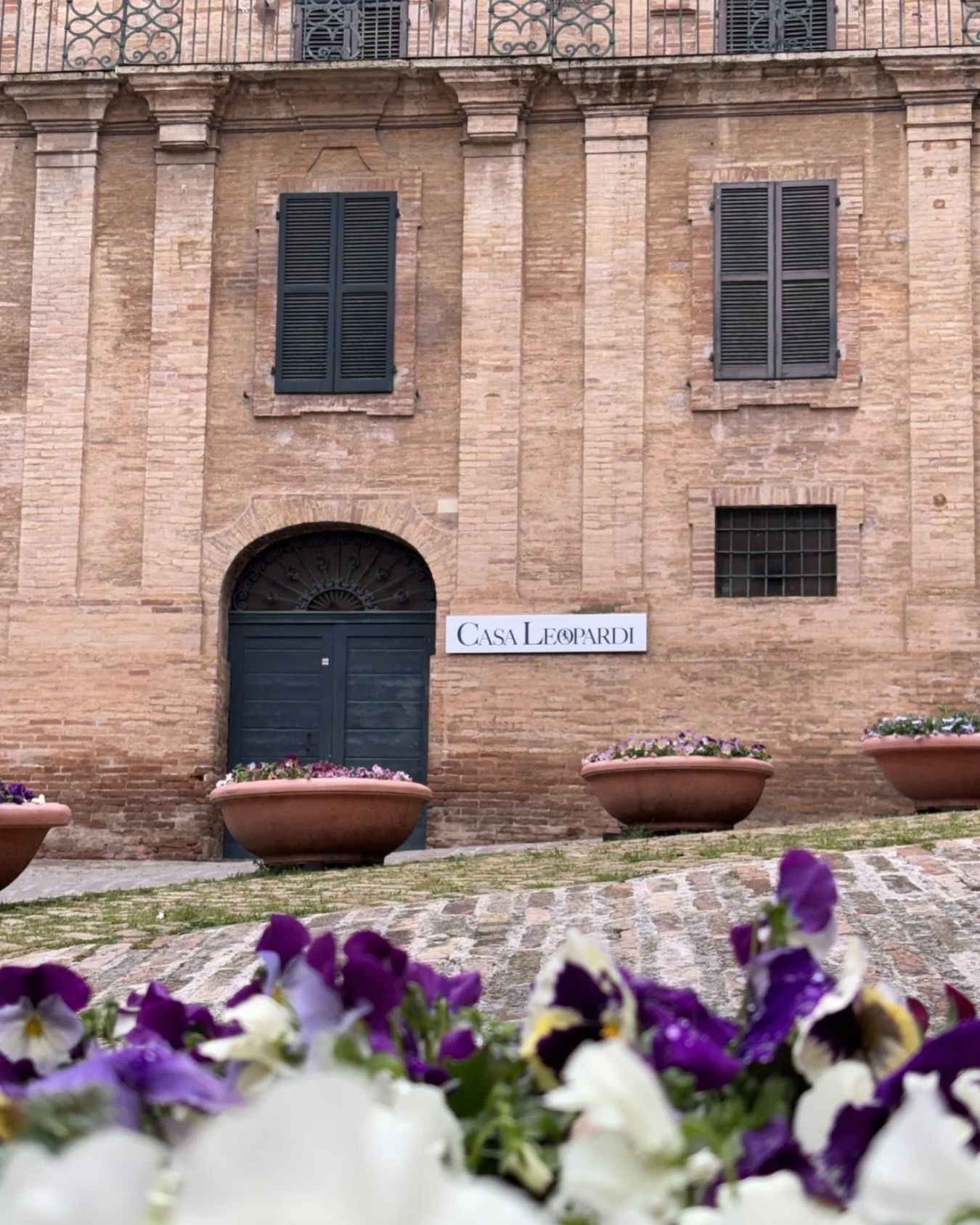 Le 5 case degli scrittori italiani che vale la pena conoscere Dalla poltrona preferita di Manzoni alle tre scrivanie di Pascoli, 5 case in cui scoprire gli autori della letteratura italiana | Image 620113