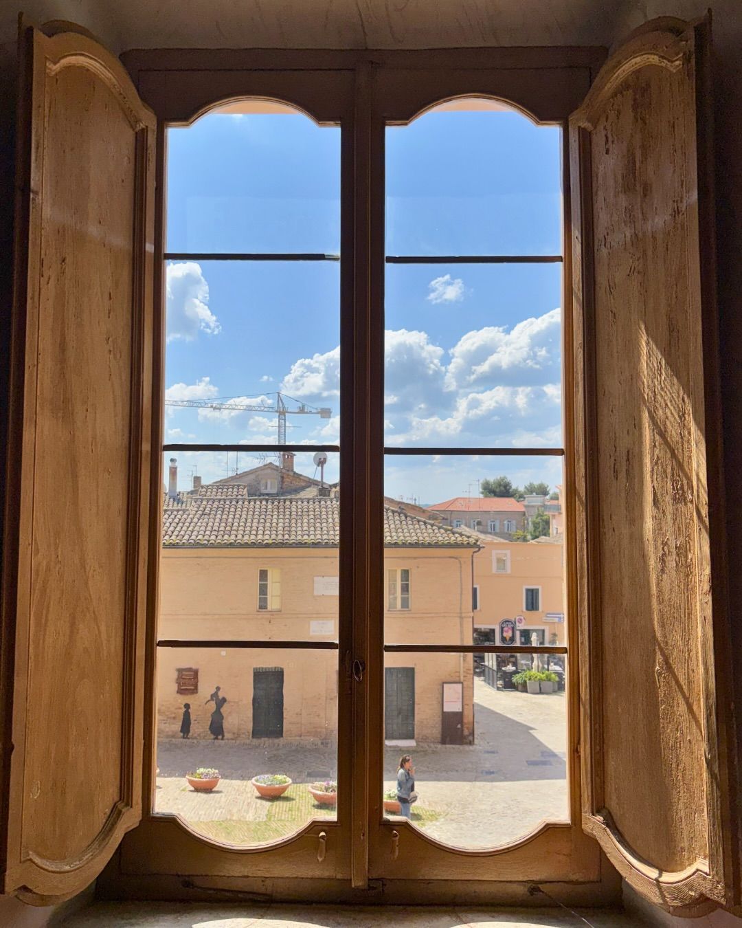 Le 5 case degli scrittori italiani che vale la pena conoscere Dalla poltrona preferita di Manzoni alle tre scrivanie di Pascoli, 5 case in cui scoprire gli autori della letteratura italiana | Image 620112