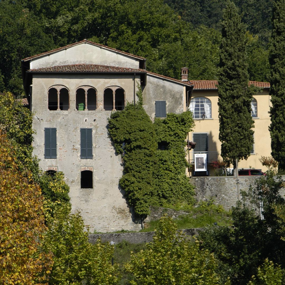 Le 5 case degli scrittori italiani che vale la pena conoscere Dalla poltrona preferita di Manzoni alle tre scrivanie di Pascoli, 5 case in cui scoprire gli autori della letteratura italiana | Image 620106