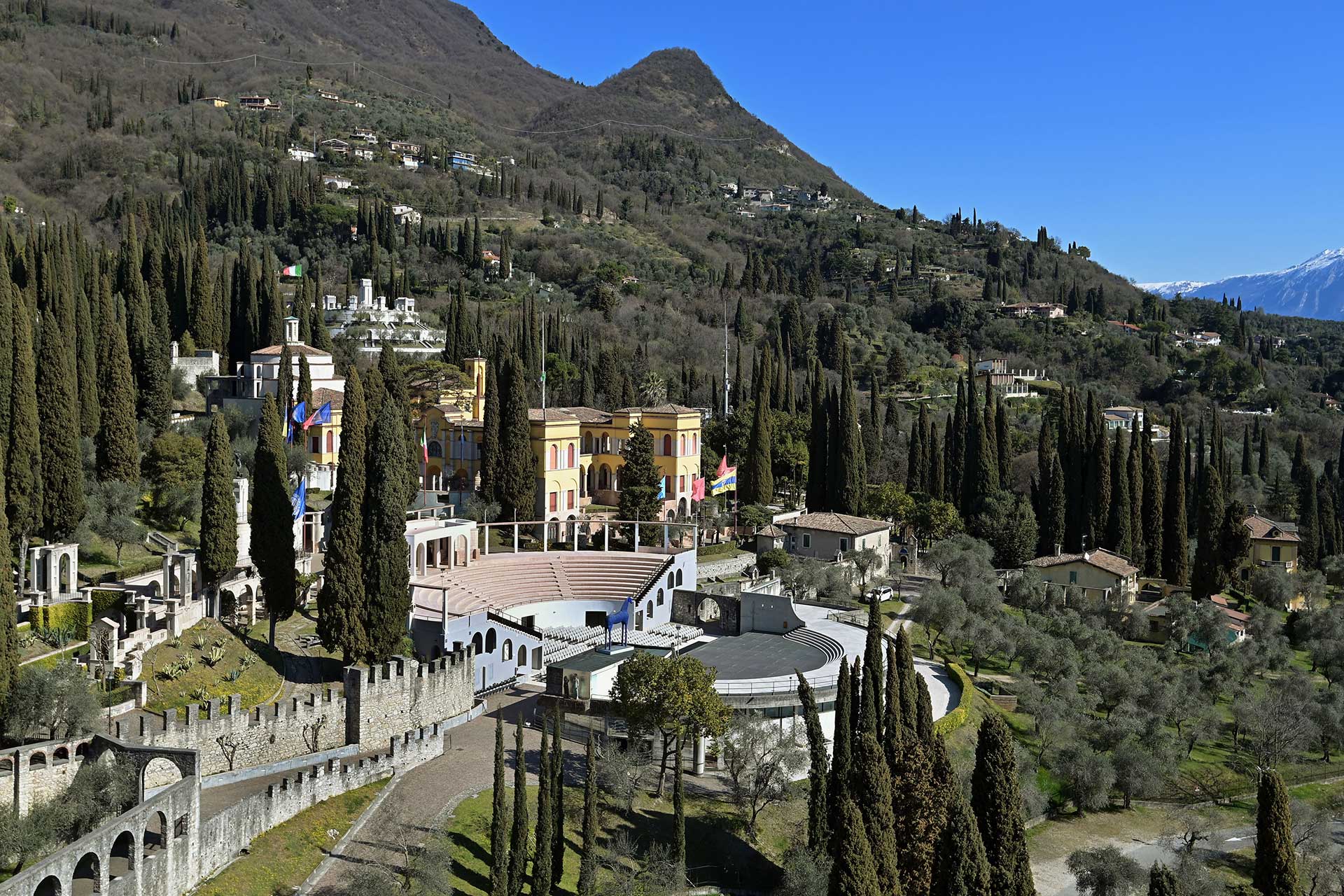 Le 5 case degli scrittori italiani che vale la pena conoscere Dalla poltrona preferita di Manzoni alle tre scrivanie di Pascoli, 5 case in cui scoprire gli autori della letteratura italiana | Image 620103