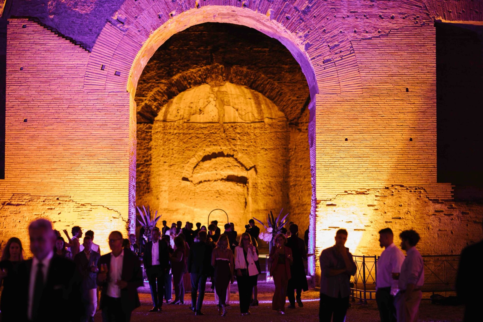 Le Terme di Caracalla si sono riaccese per una notte American Express celebra 125 anni in Italia con una performance di droni e il restauro dei reperti archeologici rinvenuti nel sito | Image 620156
