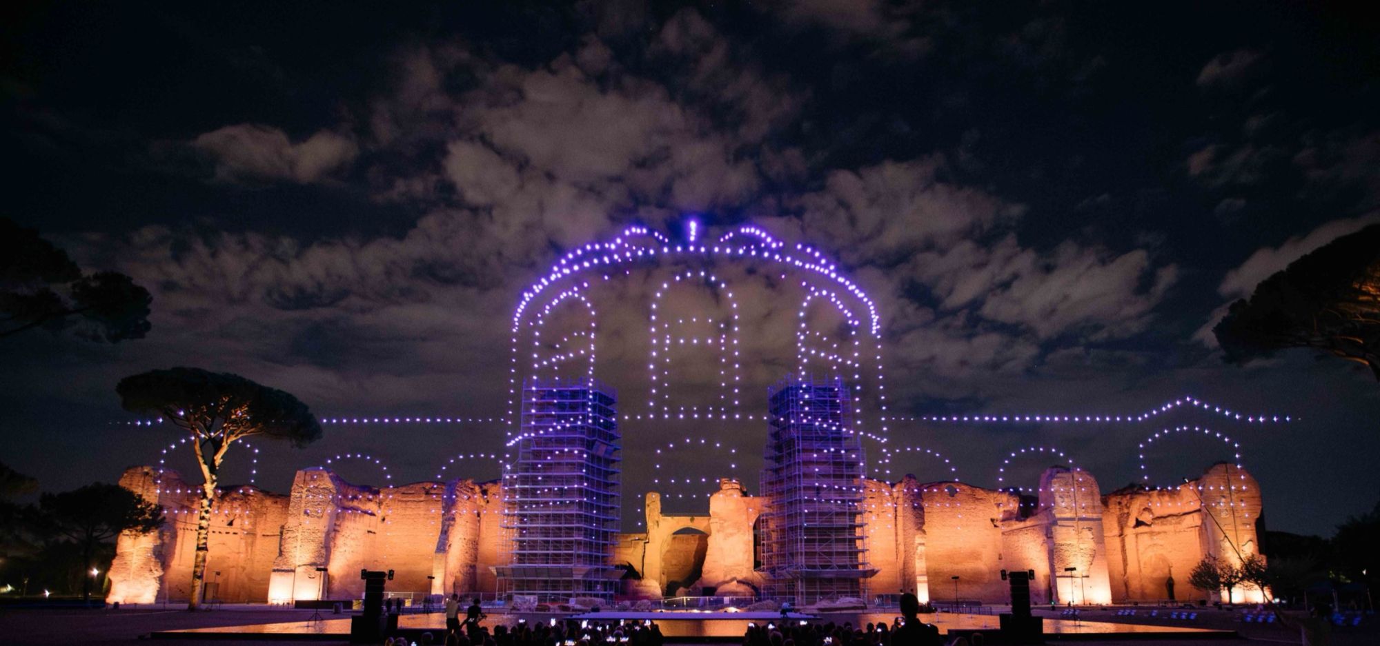 Le Terme di Caracalla si sono riaccese per una notte American Express celebra 125 anni in Italia con una performance di droni e il restauro dei reperti archeologici rinvenuti nel sito | Image 620150