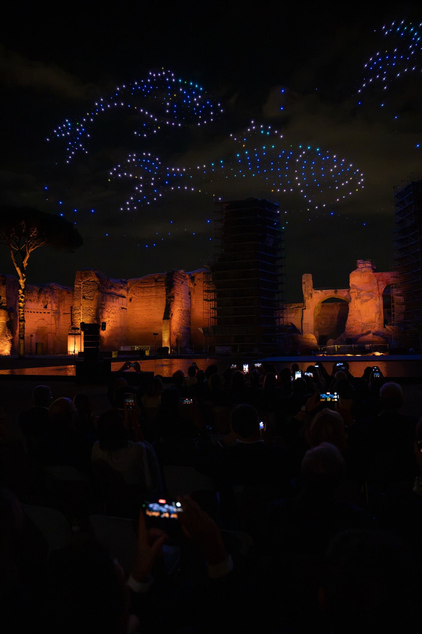 Le Terme di Caracalla si sono riaccese per una notte American Express celebra 125 anni in Italia con una performance di droni e il restauro dei reperti archeologici rinvenuti nel sito | Image 620149