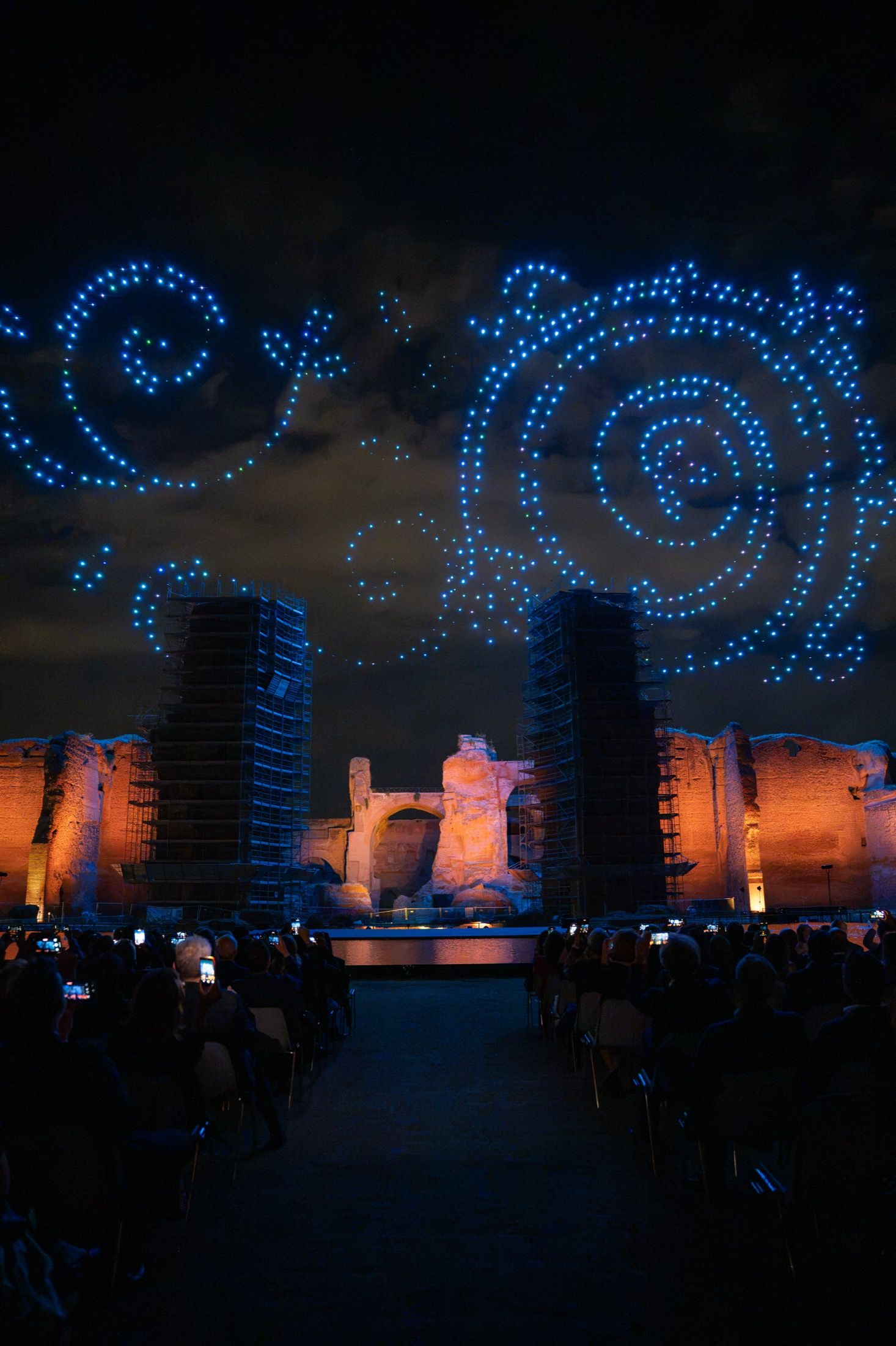 Le Terme di Caracalla si sono riaccese per una notte American Express celebra 125 anni in Italia con una performance di droni e il restauro dei reperti archeologici rinvenuti nel sito | Image 620147