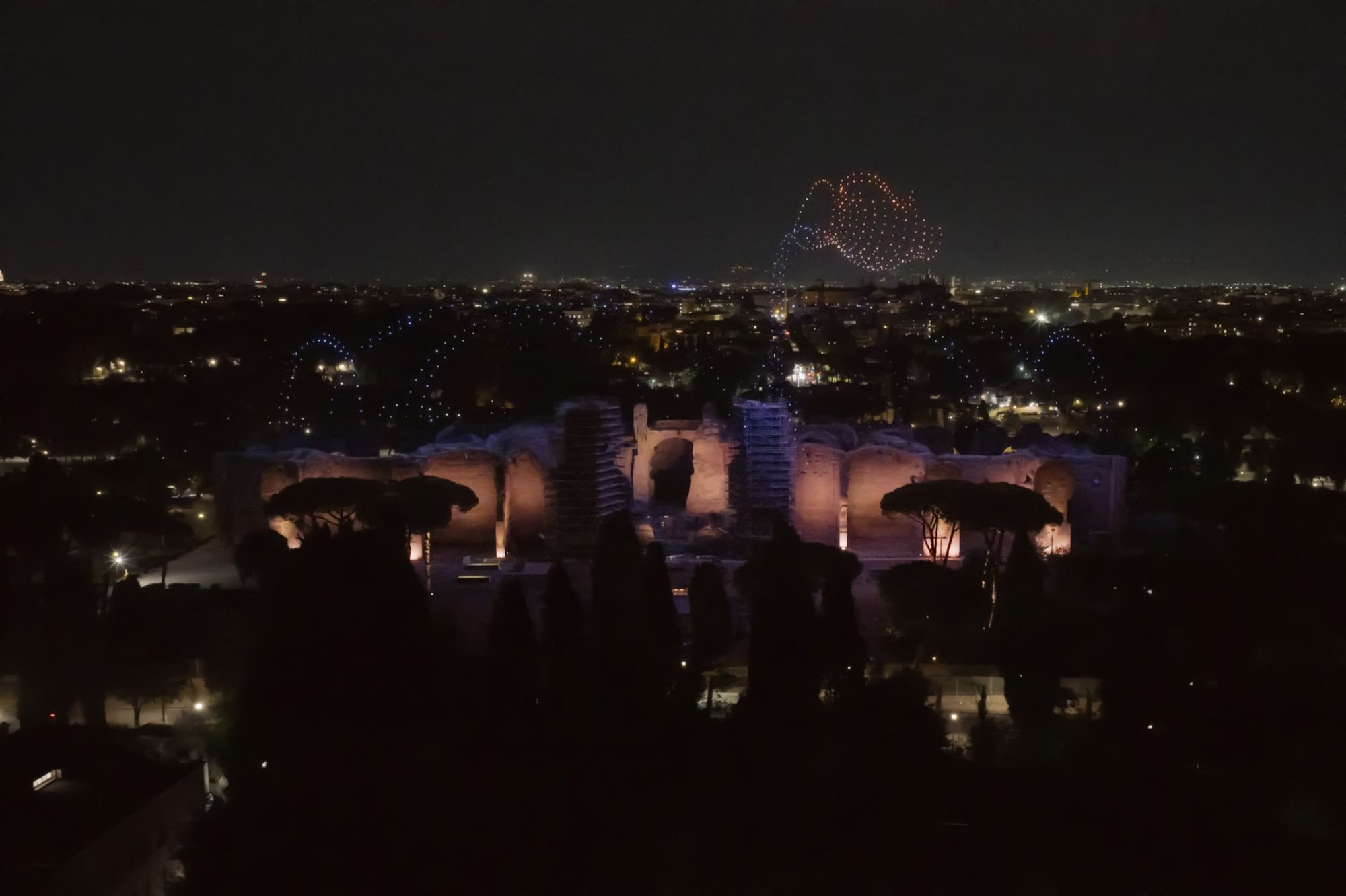 Le Terme di Caracalla si sono riaccese per una notte American Express celebra 125 anni in Italia con una performance di droni e il restauro dei reperti archeologici rinvenuti nel sito | Image 620145