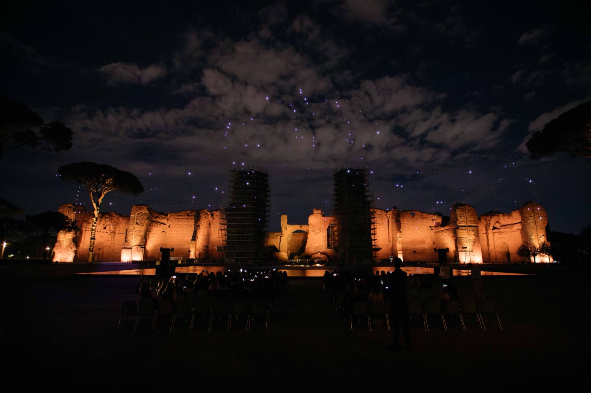 Le Terme di Caracalla si sono riaccese per una notte American Express celebra 125 anni in Italia con una performance di droni e il restauro dei reperti archeologici rinvenuti nel sito | Image 620144