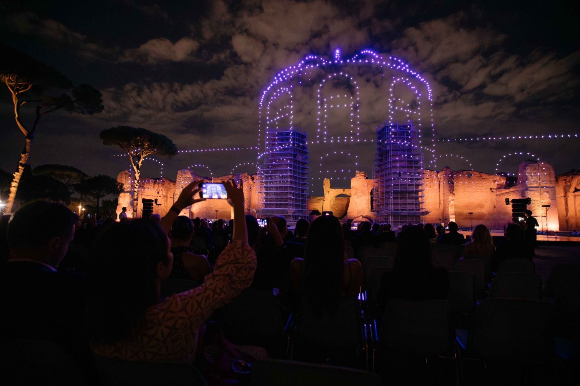 Le Terme di Caracalla si sono riaccese per una notte American Express celebra 125 anni in Italia con una performance di droni e il restauro dei reperti archeologici rinvenuti nel sito | Image 620143