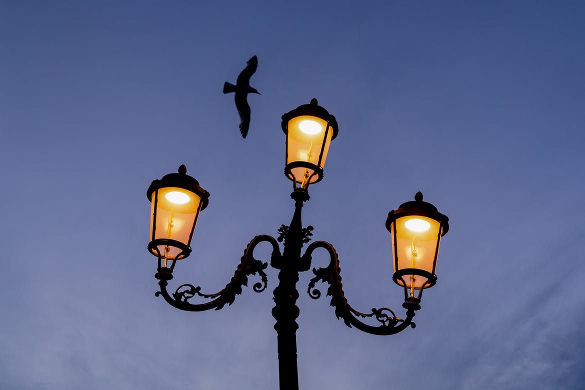 Gli oggetti comuni hanno smesso di essere belli Dai lampioni agli stipiti delle porte, dove vive oggi l’anima delle cose di tutti i giorni? | Image 620228