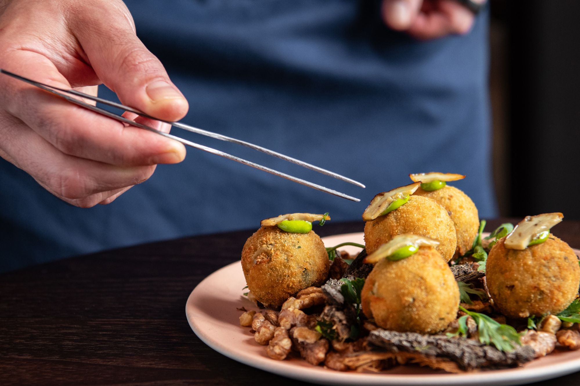 «Le idee migliori nascono da ciò che non conosci ancora», intervista a Mauro Colagreco Dal Mirazur al Lago di Como, lo chef argentino racconta Cetino e una cucina costruita tra nuovi ingredienti, tradizioni locali e geografie personali | Image 620303
