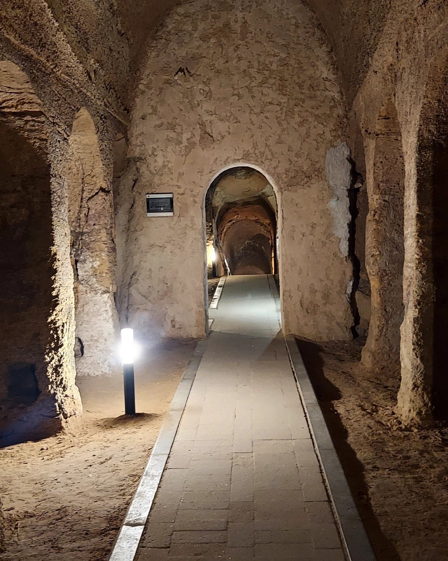 Tutto quello che l'Italia ha nascosto sottoterra Un tour di cinque città sotterranee destinate a ogni scopo | Image 620687