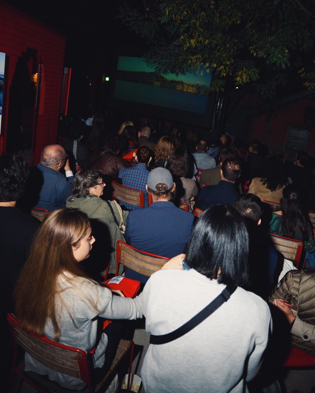 (Adda Passà) 'A Nuttata: il cinema di Paolo Sorrentino arriva nel Cortile Napoletano di Kimbo Il primo appuntamento di Cortile Napoletano ha portato a Combo Milano una serata dedicata al cinema partenopeo insieme ad ArteSettima