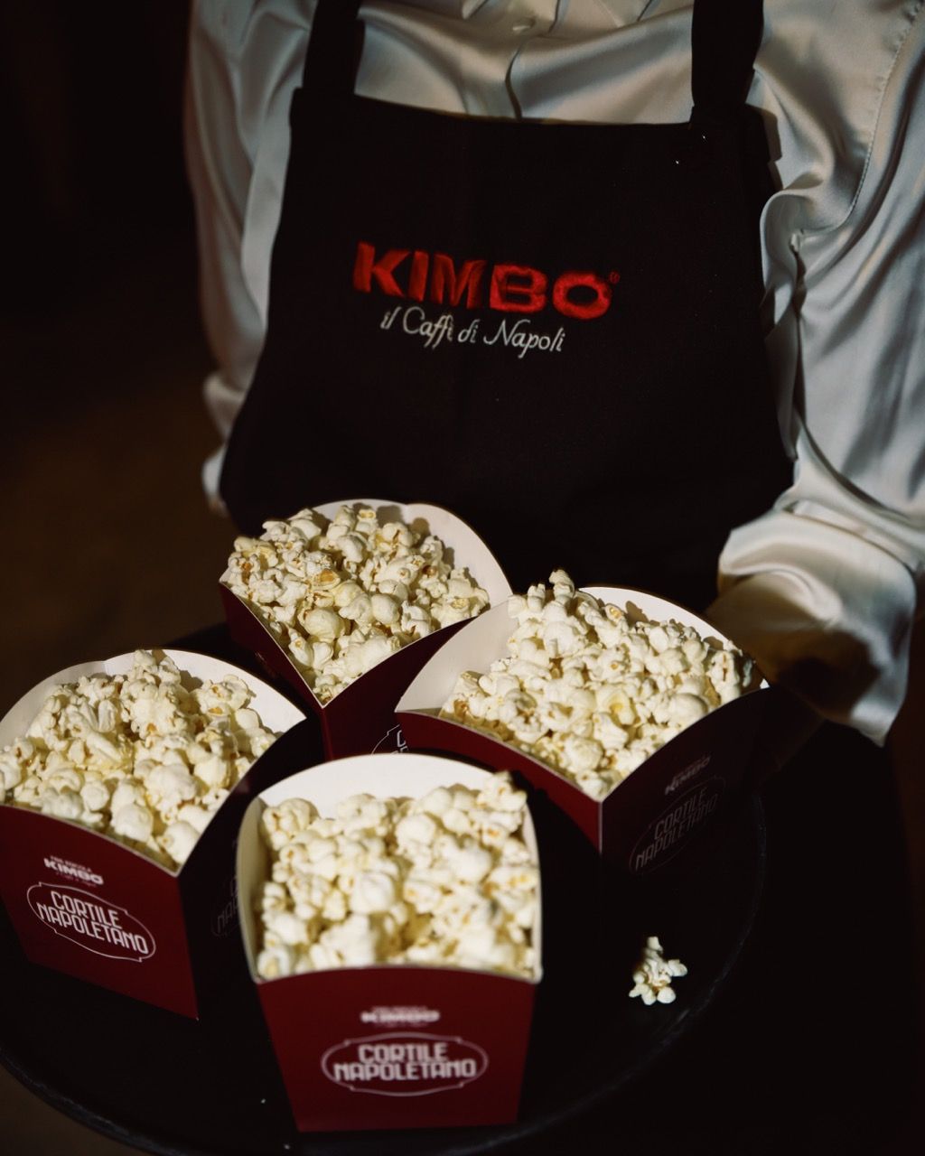 (Adda Passà) 'A Nuttata: il cinema di Paolo Sorrentino arriva nel Cortile Napoletano di Kimbo Il primo appuntamento di Cortile Napoletano ha portato a Combo Milano una serata dedicata al cinema partenopeo insieme ad ArteSettima
